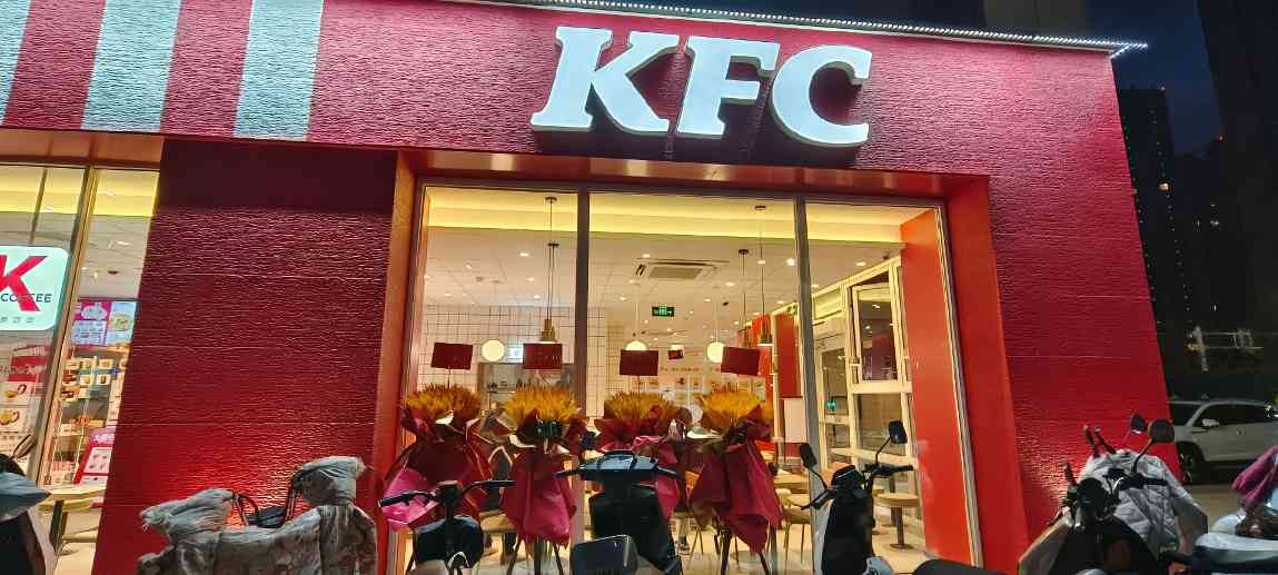 重庆的餐饮店用什么餐饮桌椅？快餐桌椅、卡···(图1)