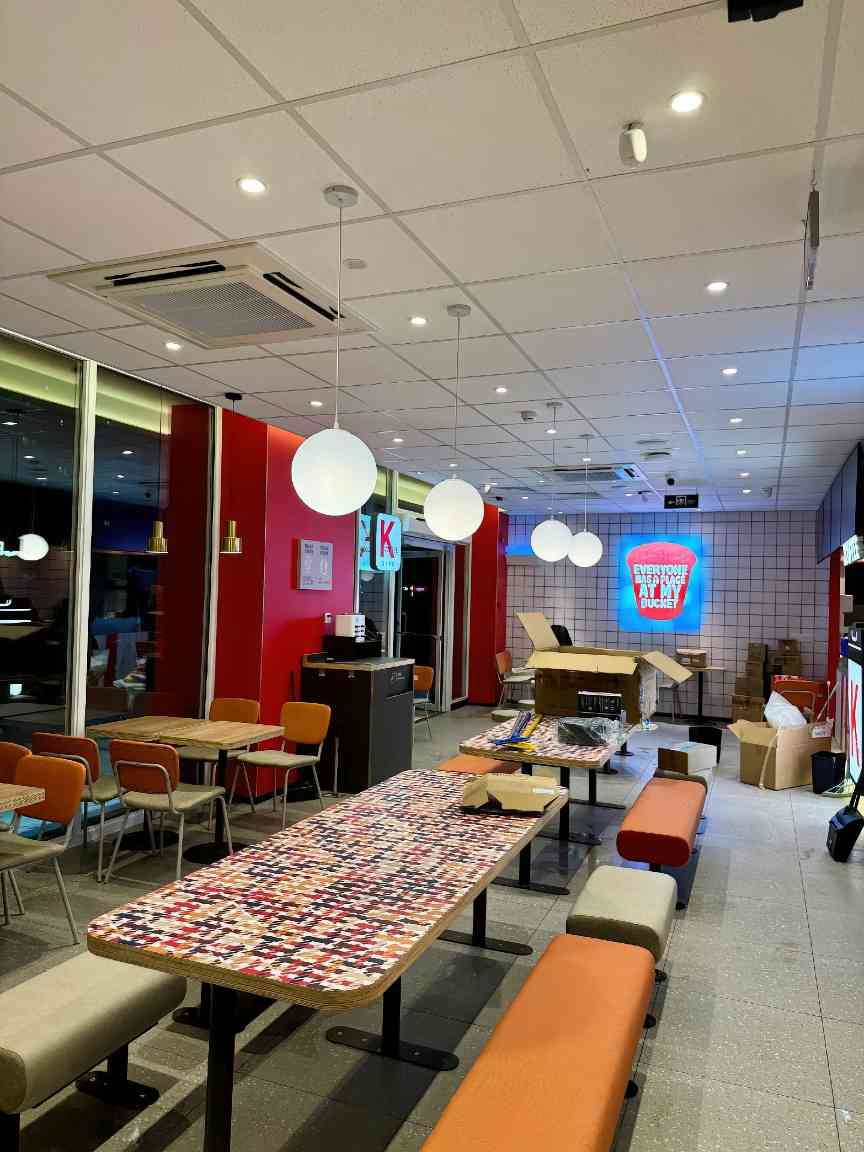 长沙餐饮店桌椅选择指南：快餐桌椅与卡座沙···(图1)