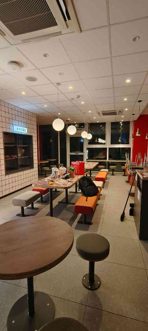 沈阳的餐厅用什么桌椅？中国金宇家具打造品···(图1)